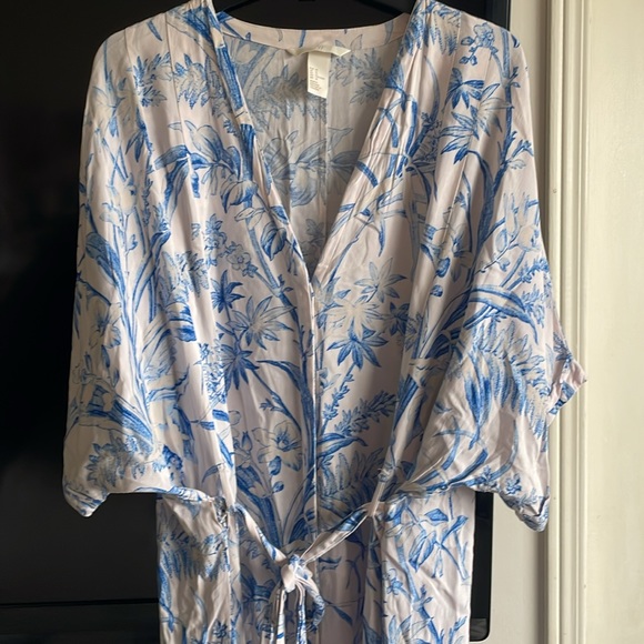 H&M Off White & Blue Floral China Print
Belted Midi Kaftan Dress - Picture 3 of 9